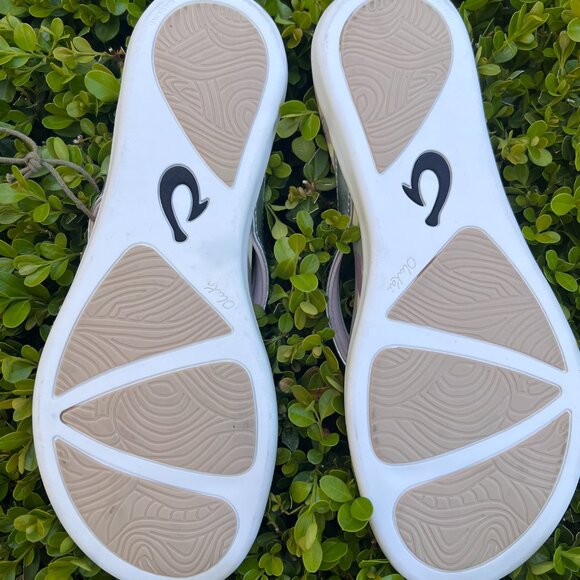 NWT OluKai - HO'OPIO HAU - Size 9 - Silver & Floral - Sandals - Flip Flops - Picture 7 of 7